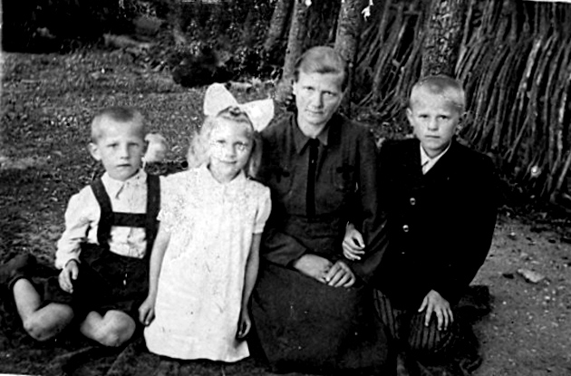 Aukšti tikslai, bet jokios romantikos ir dar kai kas žiūrisi. 1953 m. vasarą su motina Veronika Pilveliene, iš kairės: brolis Vitas Petras, sesuo Danguolė ir aš, Algirdas... Truskos iš Skovagalių kaimo nuotrauka