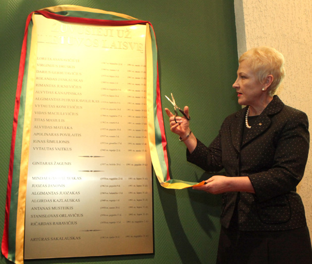Seimo Pirmininkė Irena Degutienė atidengė Atminimo lentą Jono Pauliaus II koplyčioje Seime