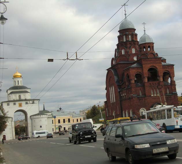 Priekyje – Vladimiro Aukso vartai. Dešinėje - buvusi sentikių cerkvė, dabar tai stiklo ir krištolo muziejus