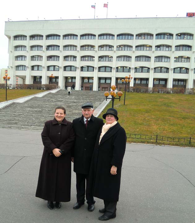 Tolumoje ant kalvos – Vladimiro administracijos pastatas – Baltieji rūmai. Iš kairės: Zita Mackevičienė, Antanas Vilūnas, dr. Aldona Vasiliauskienė