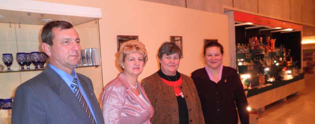 Prie eksponatų Baltųjų rūmų muziejuje. Iš kairės: Igor Gerasimov, Elena Voronina, dr. Aldona Vasiliauskienė, Zita Mackevičienė