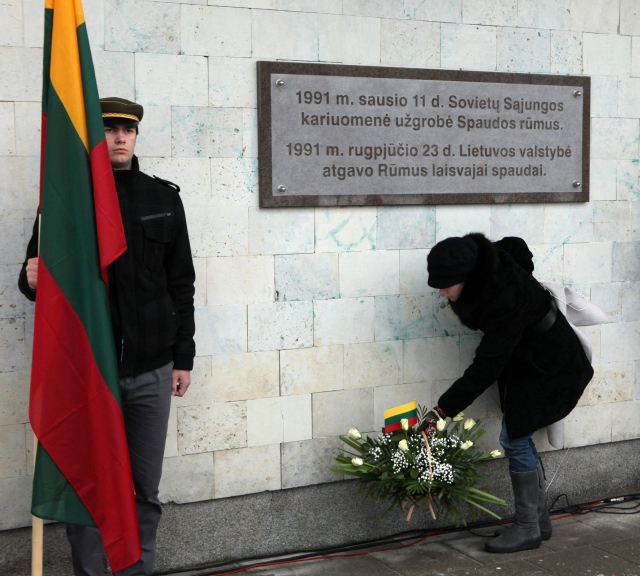 Prie Spaudos rūmų Vilniuje atidengta atminimo lenta. Dainiaus Labučio nuotr.
