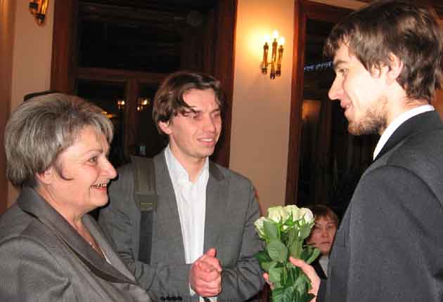 Radviliškio viešosios bibliotekos direktorė Aldona Januševičienė su rašytojo proanūkiais Jonu ir Benjaminu Marcinkevičiais
