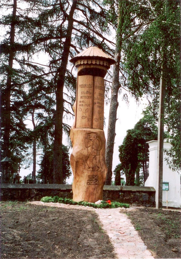 2004 m. prie Viduklės kapinių pastatytas ir pašventintas tautodailininko Zigmo Povilaičio koplytstulpis įžymiausiems Viduklės ir Žemaitijos knygnešiams Juozui Sakalauskui ir Stasiui Nesteckiui atminti