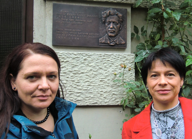 Bazelis, Oetlinger gatvė Nr. 42 – prie memorialinės lentos prof. J.Eretui Šveicarijos lietuvių bendruomenės pirmininkė Jūratė Kaspersen (dešinėje) su valdybos nare Virginija Siderkevičiūte